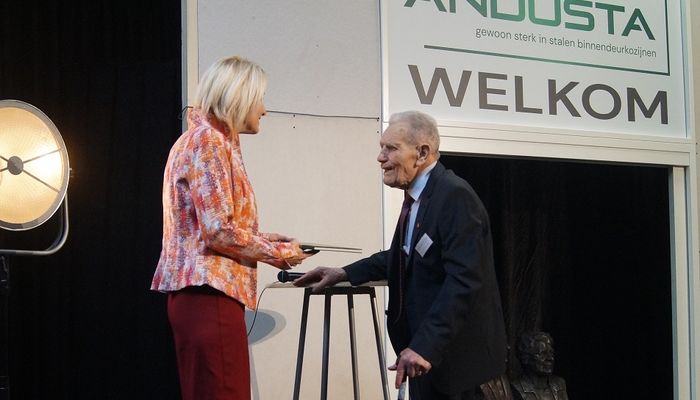 Oprichter Andusta Antoon van Duijnhoven ontvangt de Penning van Verdienste