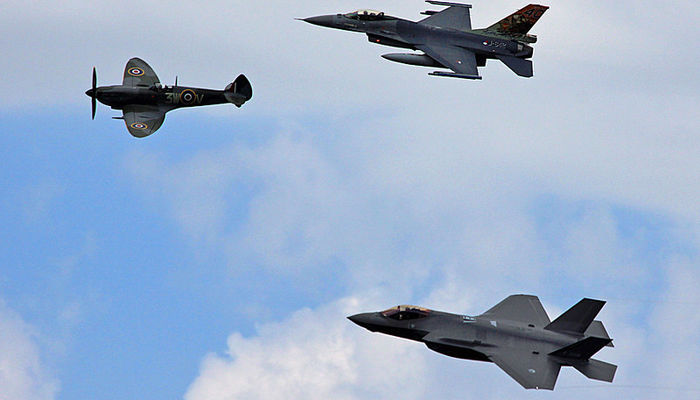 Gevechtsvliegtuigen beoefenen Basic Fighter Maneuvres in week 1, 2 en 3