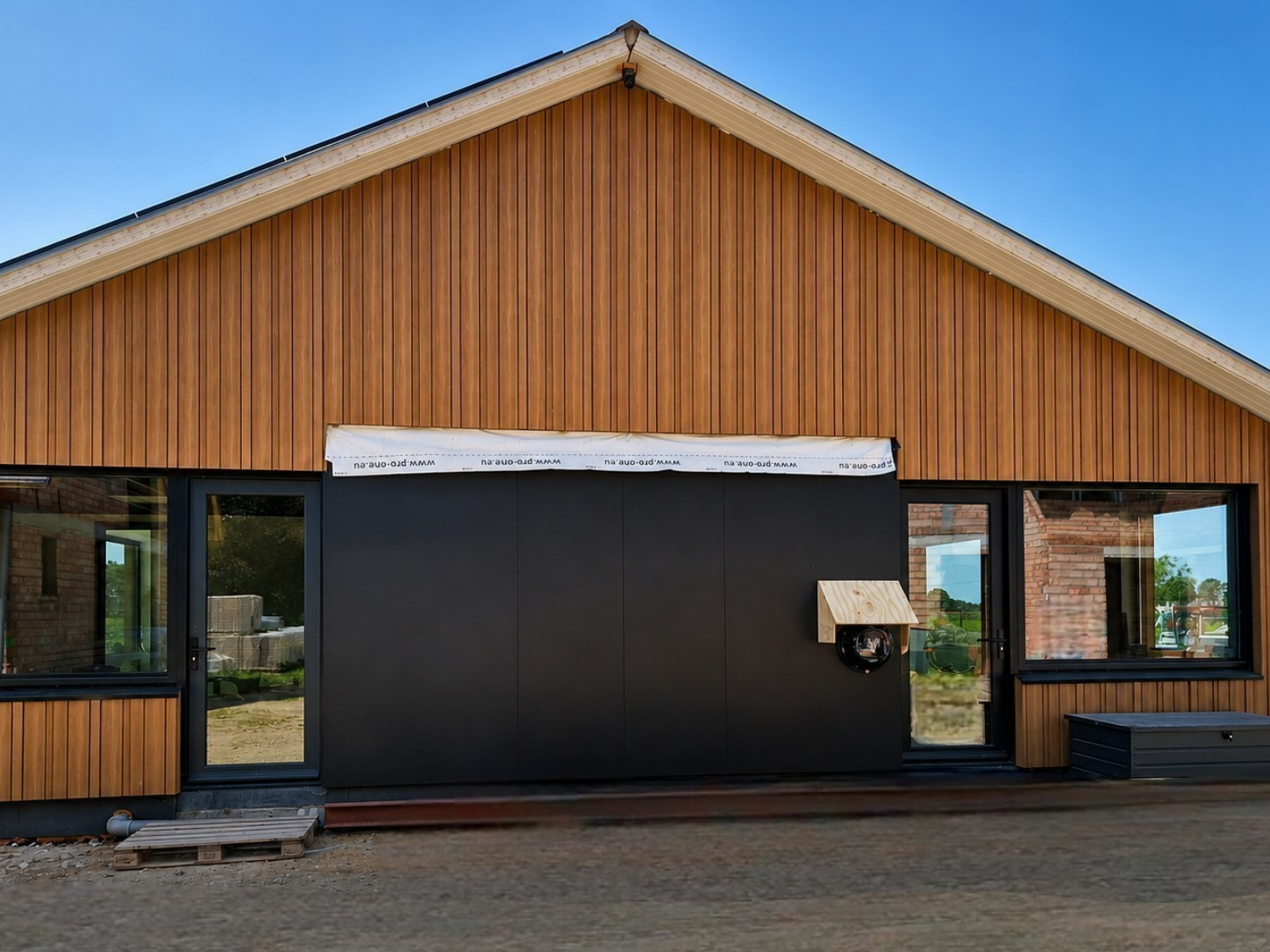 op deze foto is het gebouw aan de Biesthoek 1E te zien waar een nieuwe AED is geplaatst