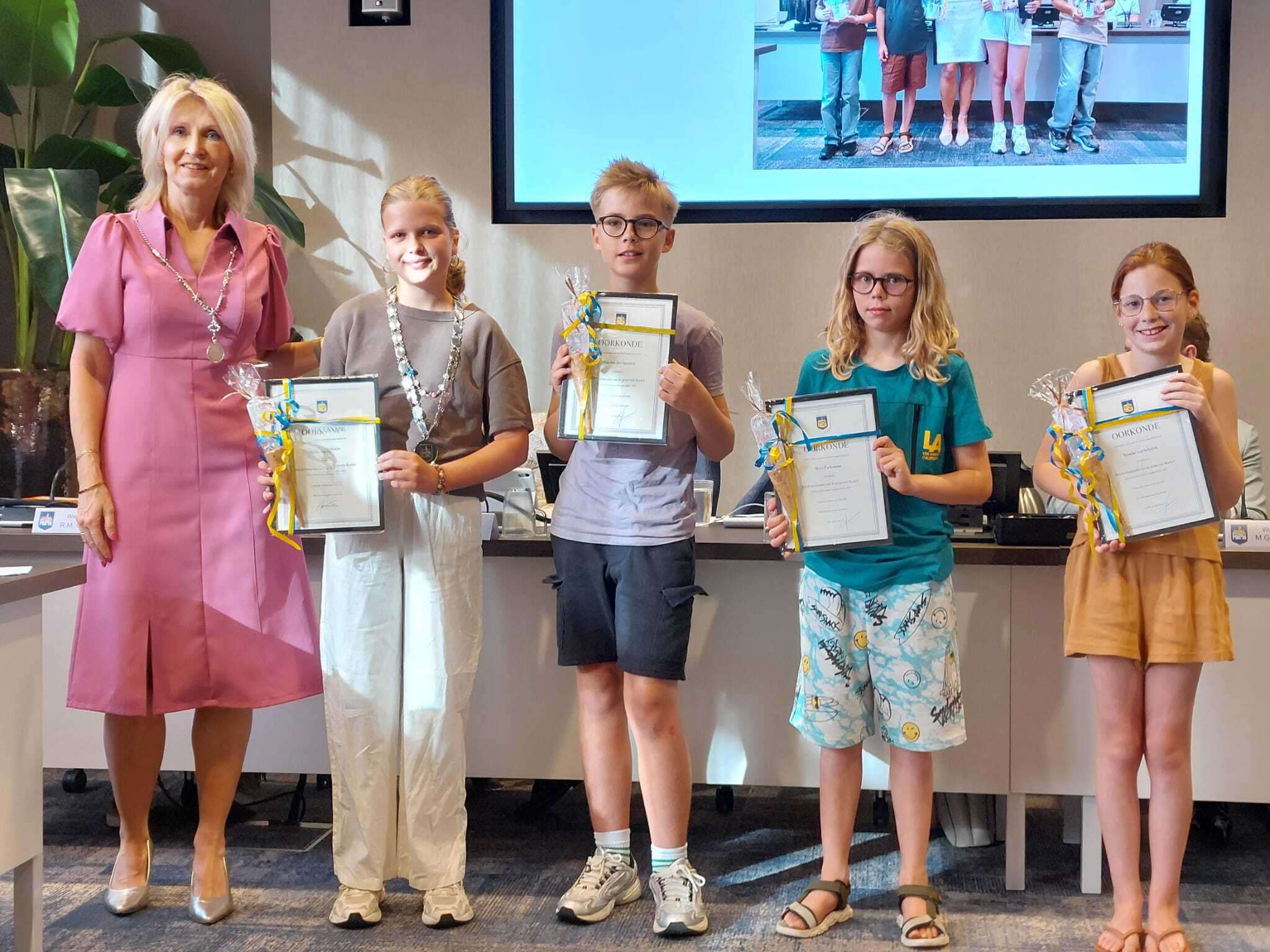 Het nieuwe kindercollege samen met burgemeester Van den Elsen