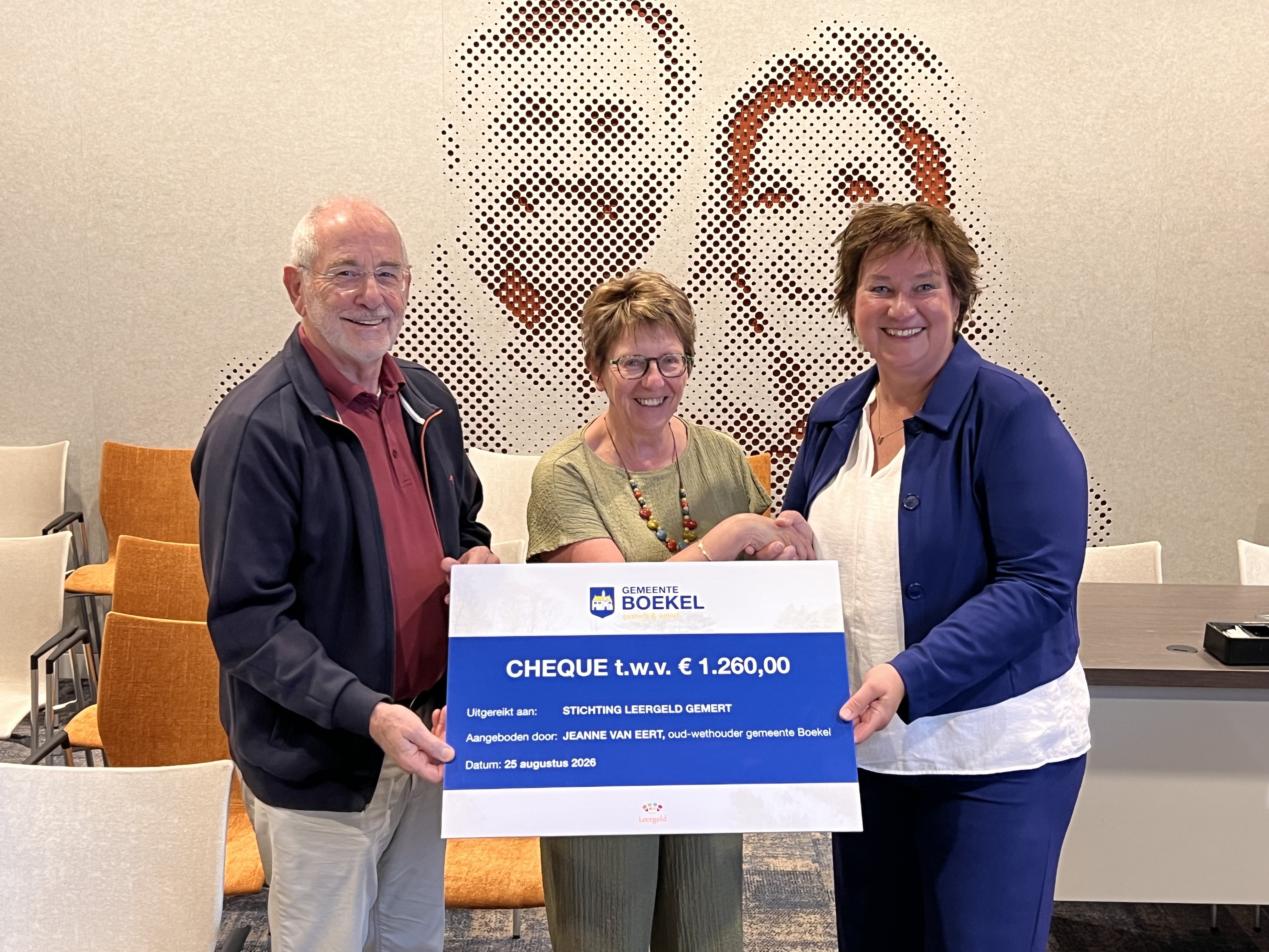 Oud-wethouder Jeanne van Eert overhandigt cheque aan Stichting Leergeld.